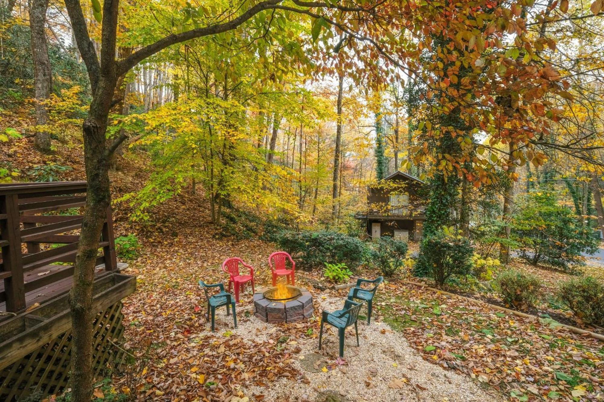 Cabin On The Creek Villa Гетлинбург Екстериор снимка